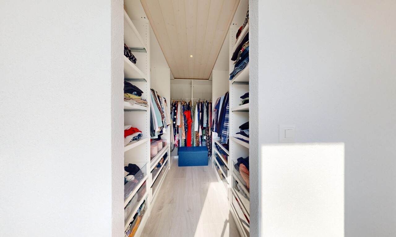 dressing avec dressing, light floor, wood finish floor, et sol en finition bois