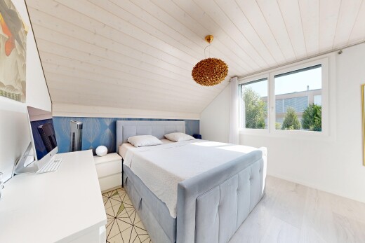 chambre avec pièce supplémentaire, cloison sèche, drywall, light floor, et inside property