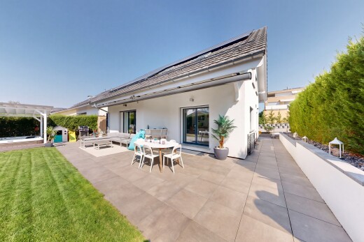terrasse mit solaranlage, property visible, terrasse, day time, und essbereich im freien