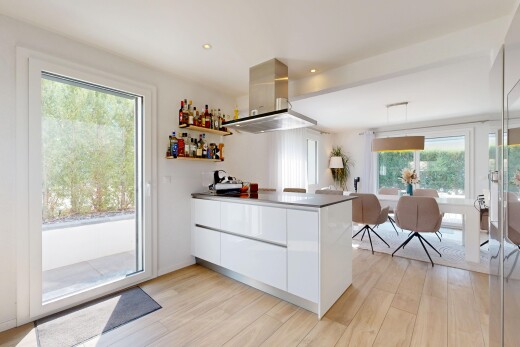cuisine avec hotte, flat panel cabinets, armoires à panneau plat, kitchen peninsula, et péninsule de cuisine