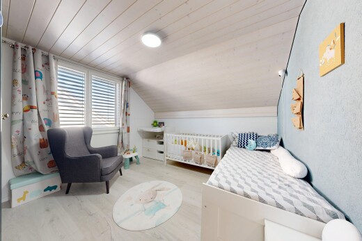 chambre avec nursery, vaulted ceiling, plafond voûté, wood finish floor, et sol en finition bois