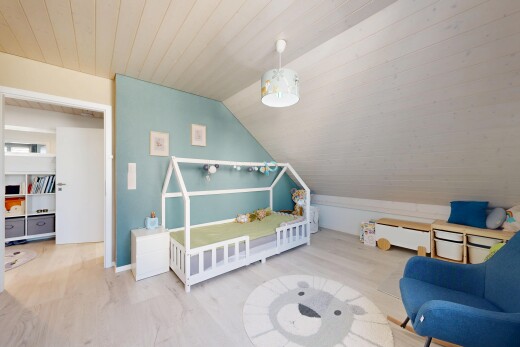 chambre avec sol en finition bois, wood finish floor, plafond voûté, vaulted ceiling, et cloison sèche