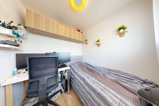 chambre avec espace bureau, télévision, wood finish floor, sol en finition bois, et drywall