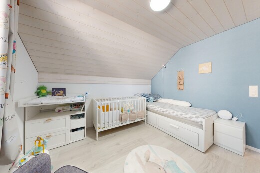 chambre avec pièce supplémentaire, drywall, cloison sèche, wood finish floor, et sol en finition bois