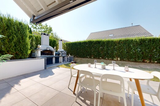terrasse avec terrasse, coin repas extérieur, day time, et from property