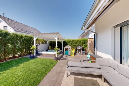 terrasse avec terrasse, day time, from property, bain à remous, et espace de vie extérieur