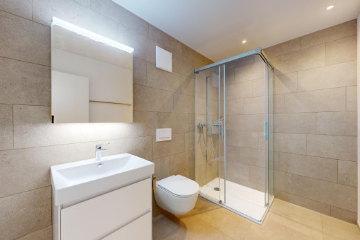 bad mit schminktisch, fliesenwand, dusche, und fliesenboden