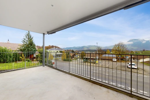 terrasse mit blick auf die berge und balkon