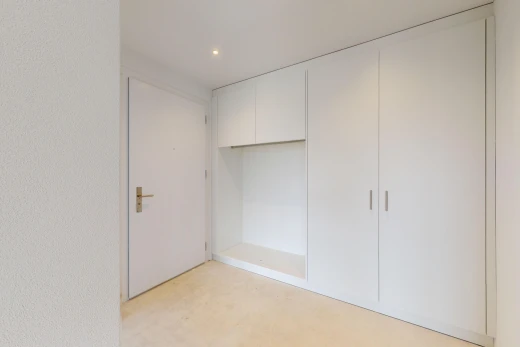 zimmer / schlafzimmer mit kleiderschrank