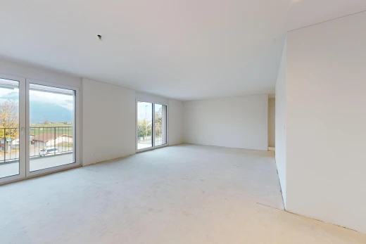leerer raum mit natürliches licht, teppich, und brandschutzsprinkler
