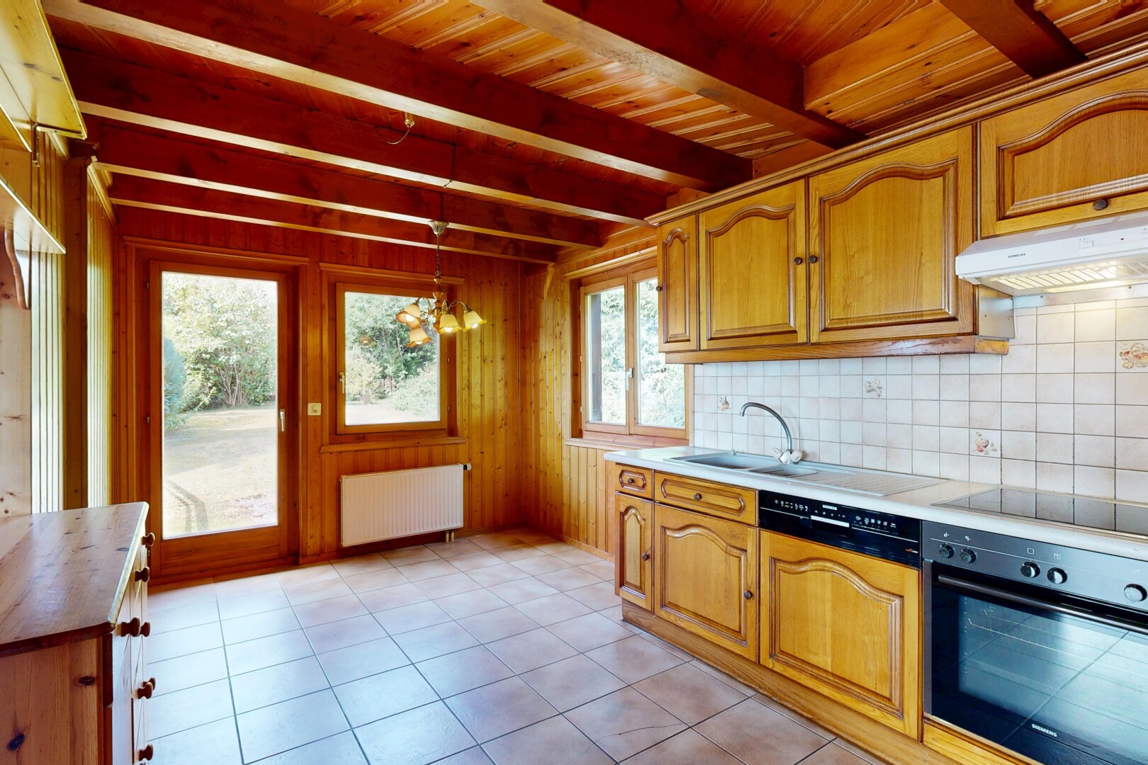 küche mit bogenförmige schränke, arched cabinets, balkendecke, beamed ceiling, und ofen