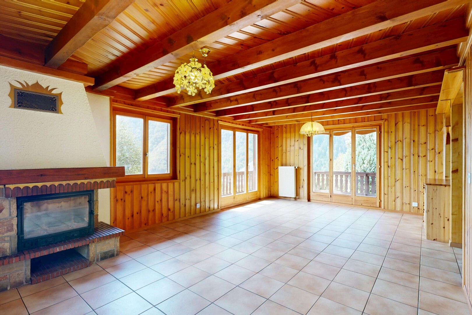 wohnzimmer mit balkendecke, beamed ceiling, kamin, holzdecke, und wood ceiling