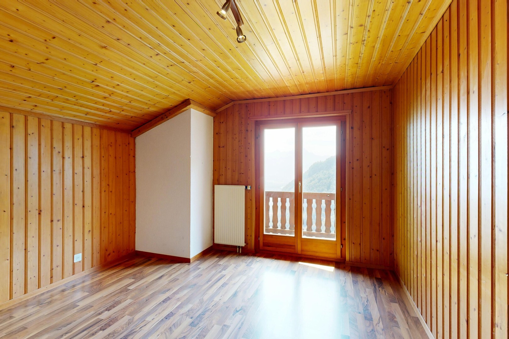 leerer raum mit deckenbeleuchtung, holzwand, wood wall, holzfußboden, und wood finish floor