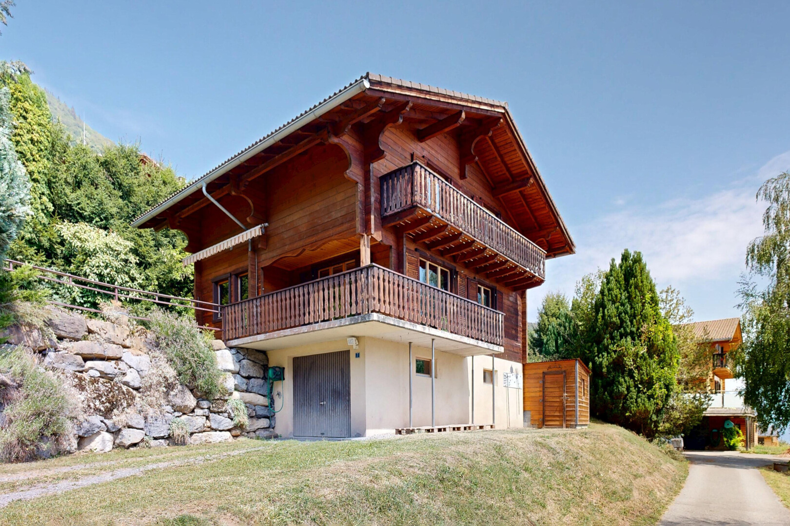 außenansicht mit eingebaute garage, rasen, auffahrt, property visible, und day time