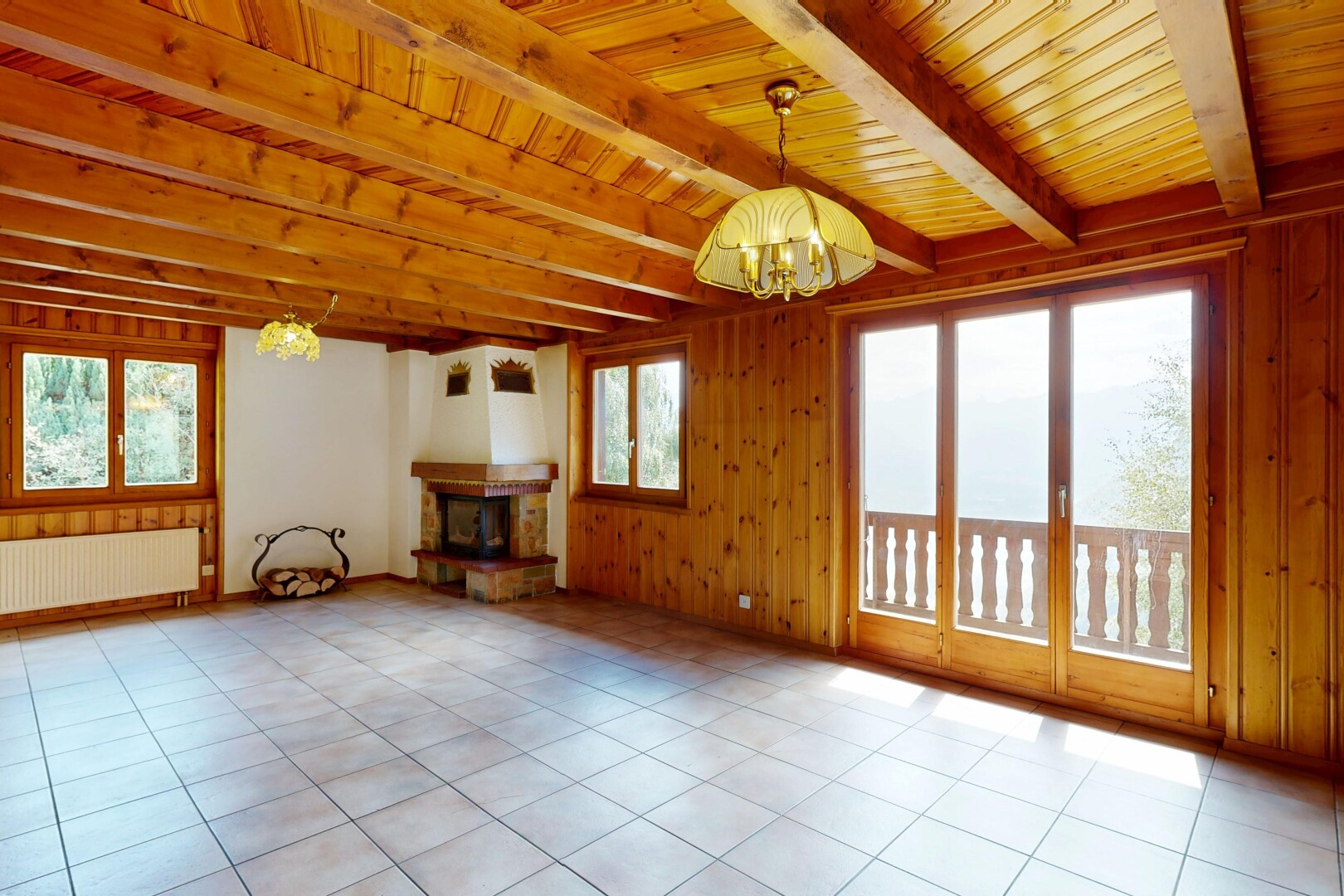 leerer raum mit balkendecke, beamed ceiling, kühler, holzdecke, und wood ceiling