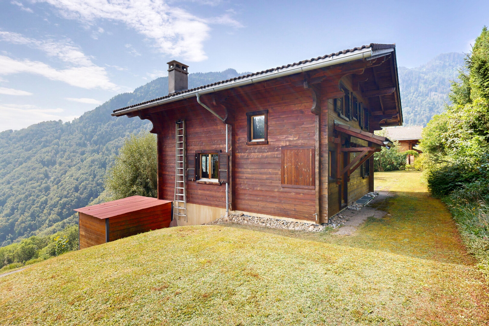außenansicht mit rasen, schornstein, property visible, blick auf die berge, und mountain view