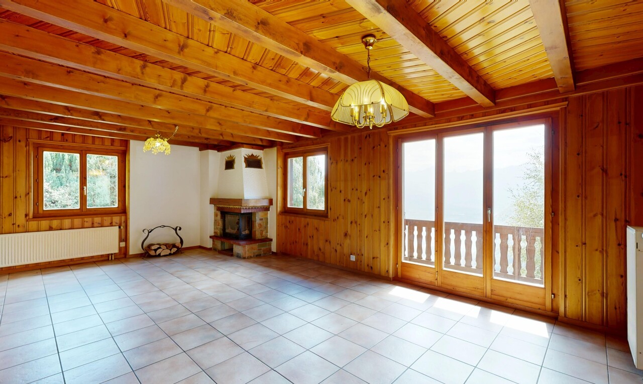 leerer raum mit balkendecke, beamed ceiling, kühler, holzdecke, und wood ceiling