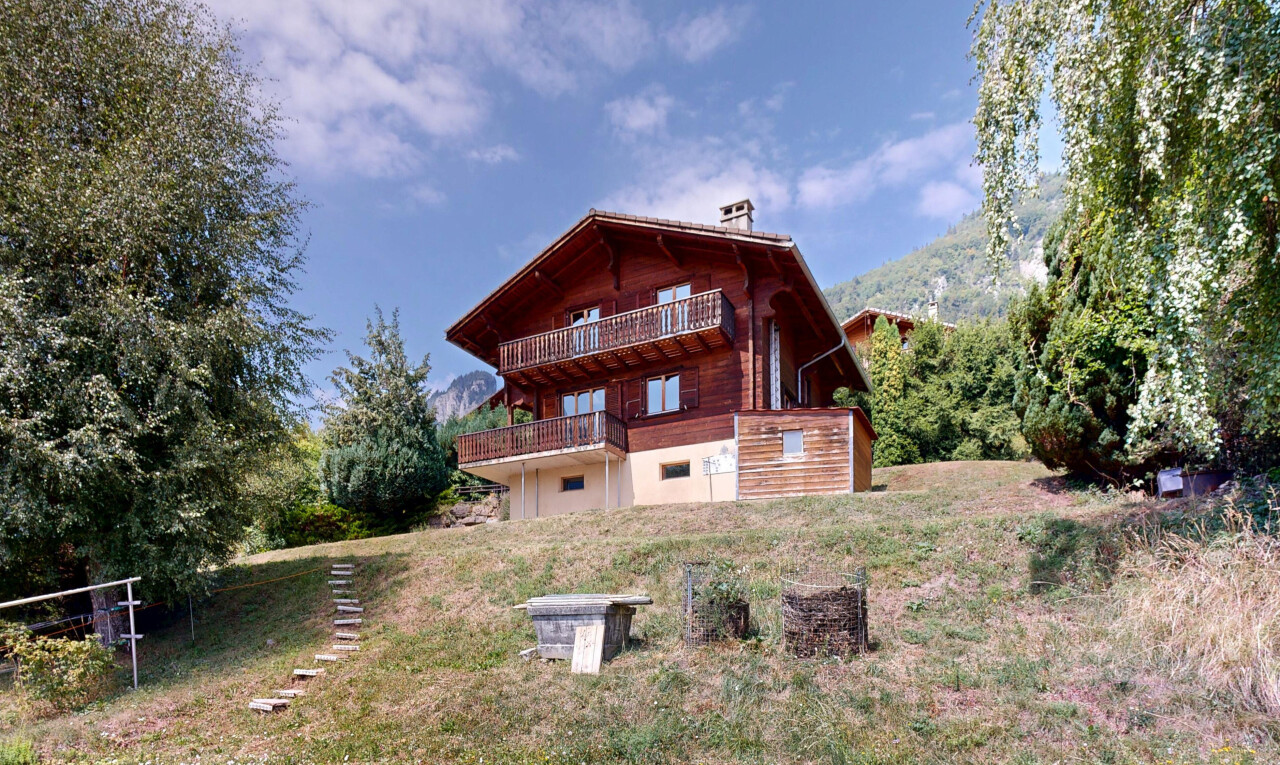 außenansicht mit property visible, day time, horizontale verkleidung, und deck