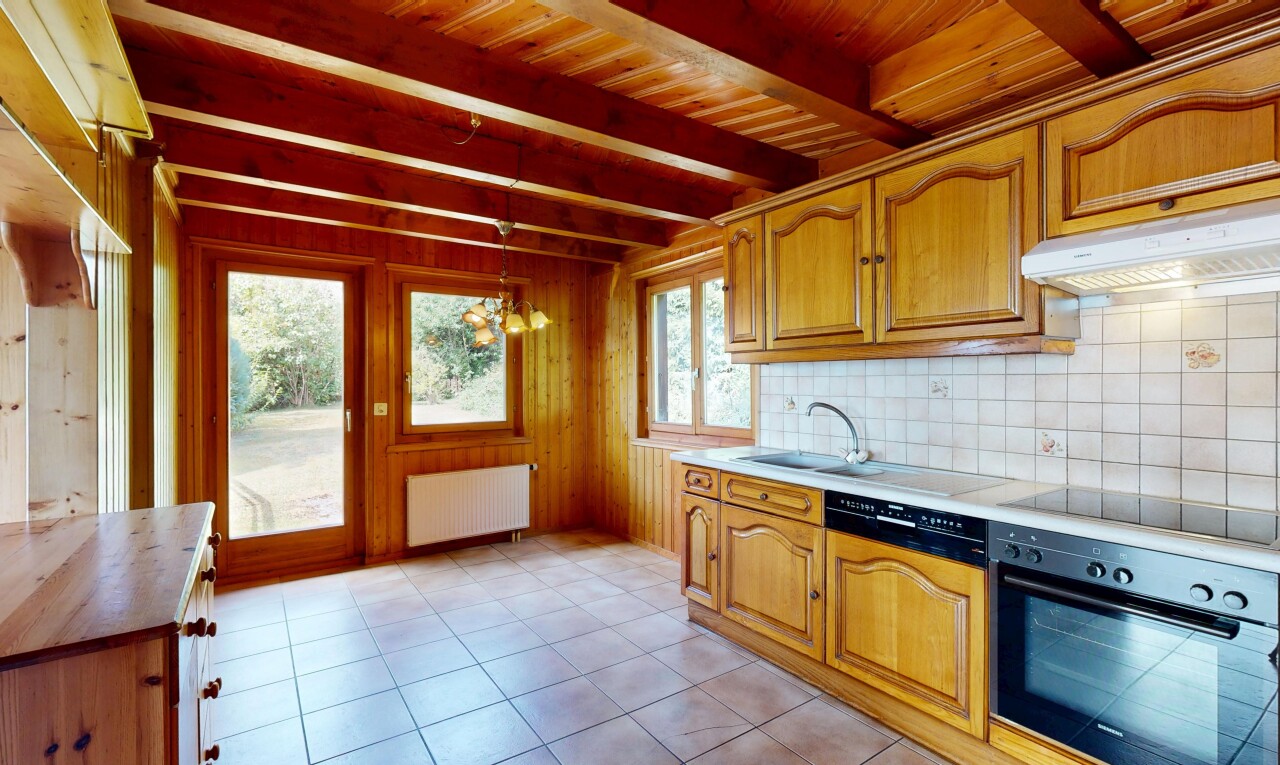 küche mit bogenförmige schränke, arched cabinets, balkendecke, beamed ceiling, und ofen