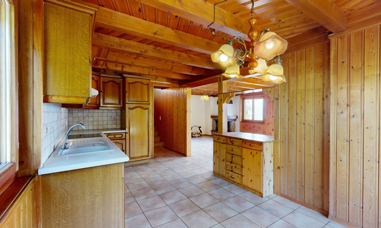 küche mit bogenförmige schränke, arched cabinets, dated wood wall, arbeitsplatten, und light countertops