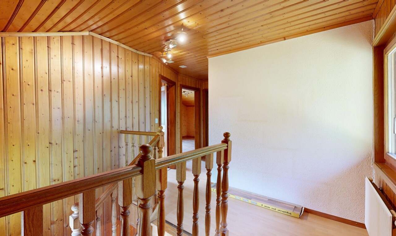 treppe mit obergeschoss-podest, treppen, deckenbeleuchtung, holzwand, und wood wall