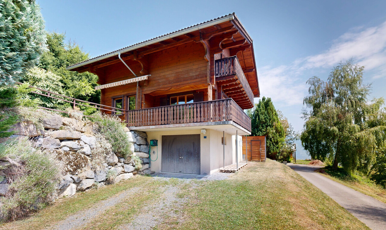 außenansicht mit property visible, auffahrt, eingebaute garage, day time, und from property