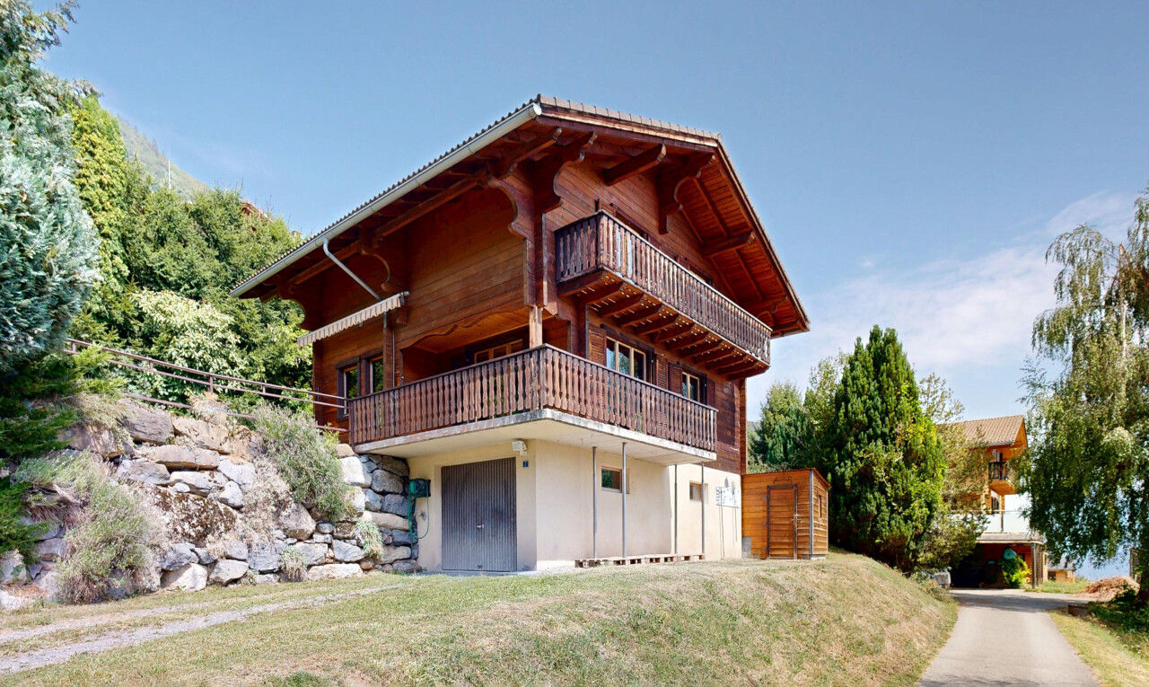 außenansicht mit eingebaute garage, rasen, auffahrt, property visible, und day time