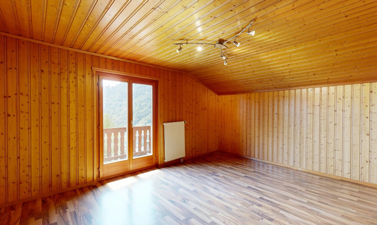 leerer raum mit deckenbeleuchtung, holzwand, wood wall, dated wood wall, und kühler