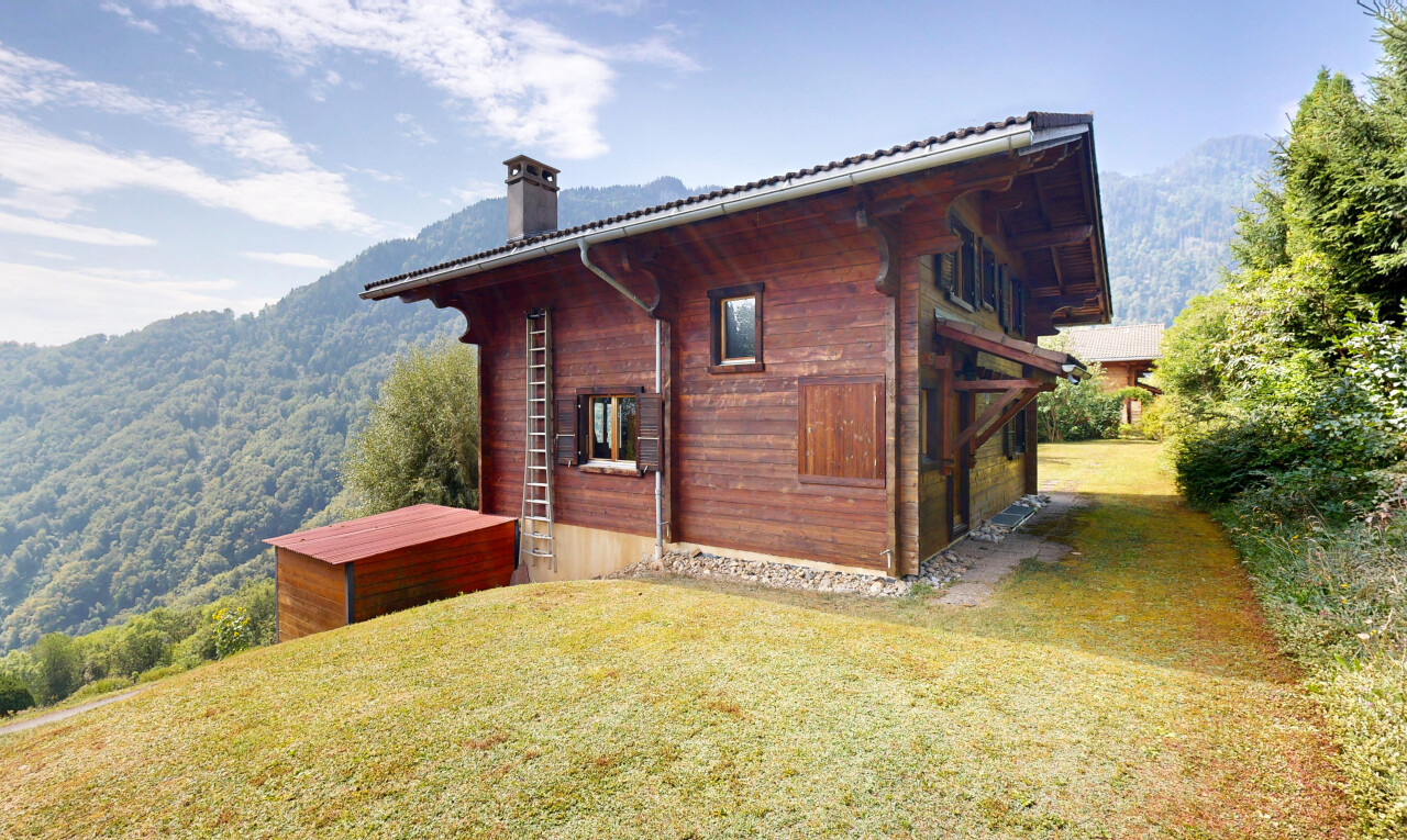 außenansicht mit rasen, schornstein, property visible, blick auf die berge, und mountain view