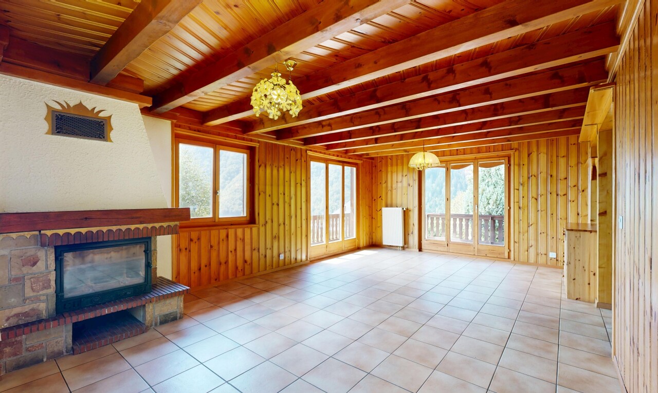 wohnzimmer mit balkendecke, beamed ceiling, kamin, holzdecke, und wood ceiling