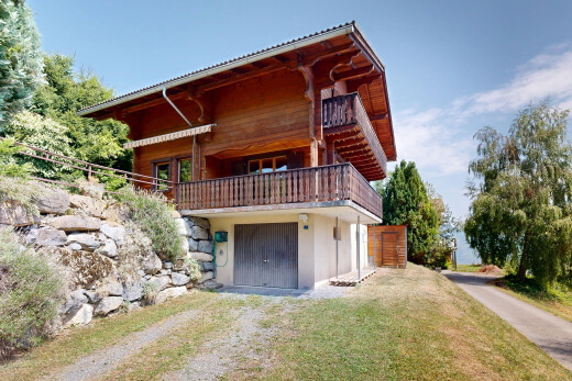außenansicht mit property visible, auffahrt, eingebaute garage, day time, und from property