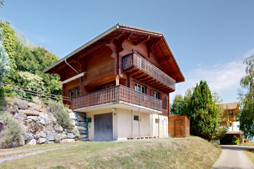 außenansicht mit eingebaute garage, rasen, auffahrt, property visible, und day time