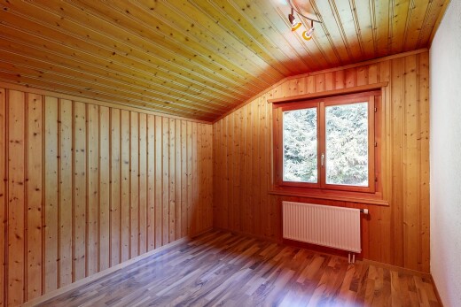 leerer raum mit dachschräge, vaulted ceiling, holzwand, wood wall, und deckenbeleuchtung
