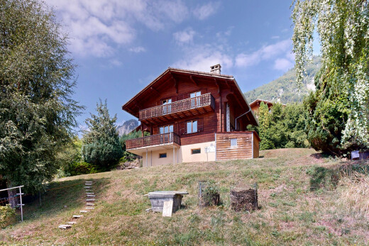 außenansicht mit property visible, day time, horizontale verkleidung, und deck