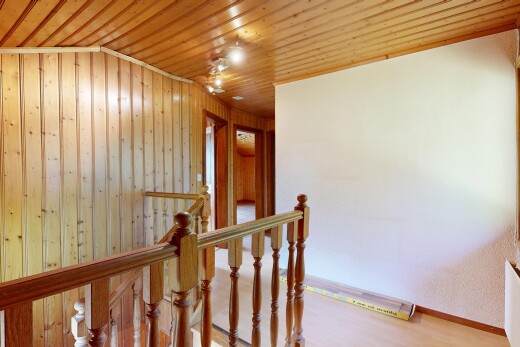 treppe mit obergeschoss-podest, treppen, deckenbeleuchtung, holzwand, und wood wall