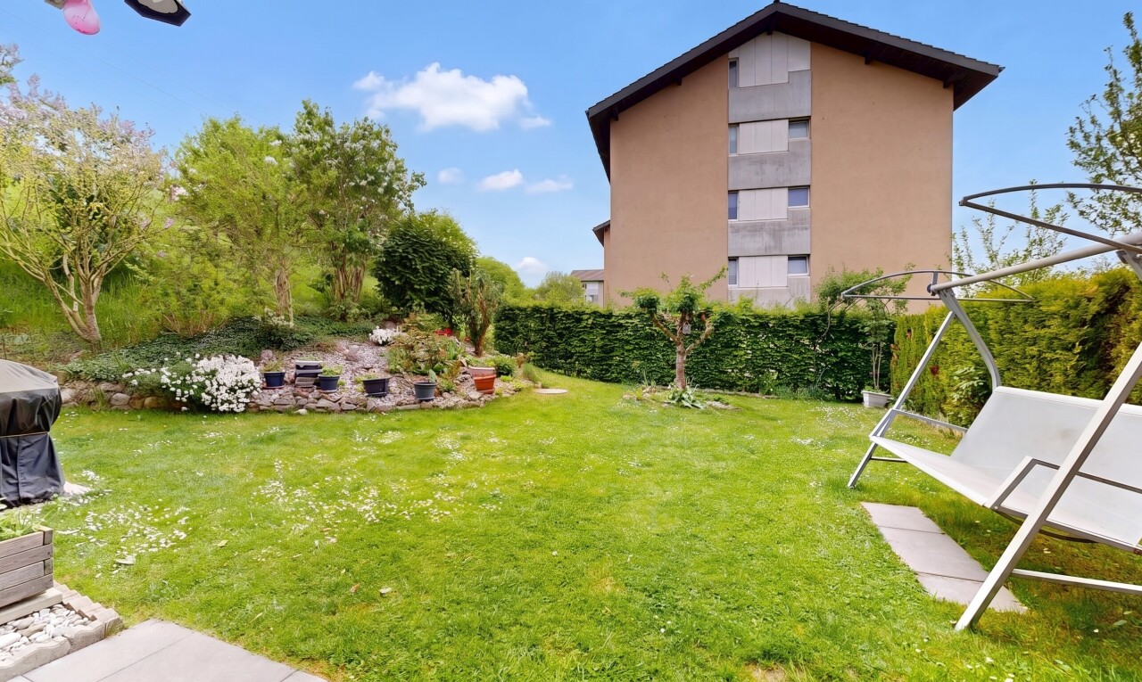 garden featuring a lawn