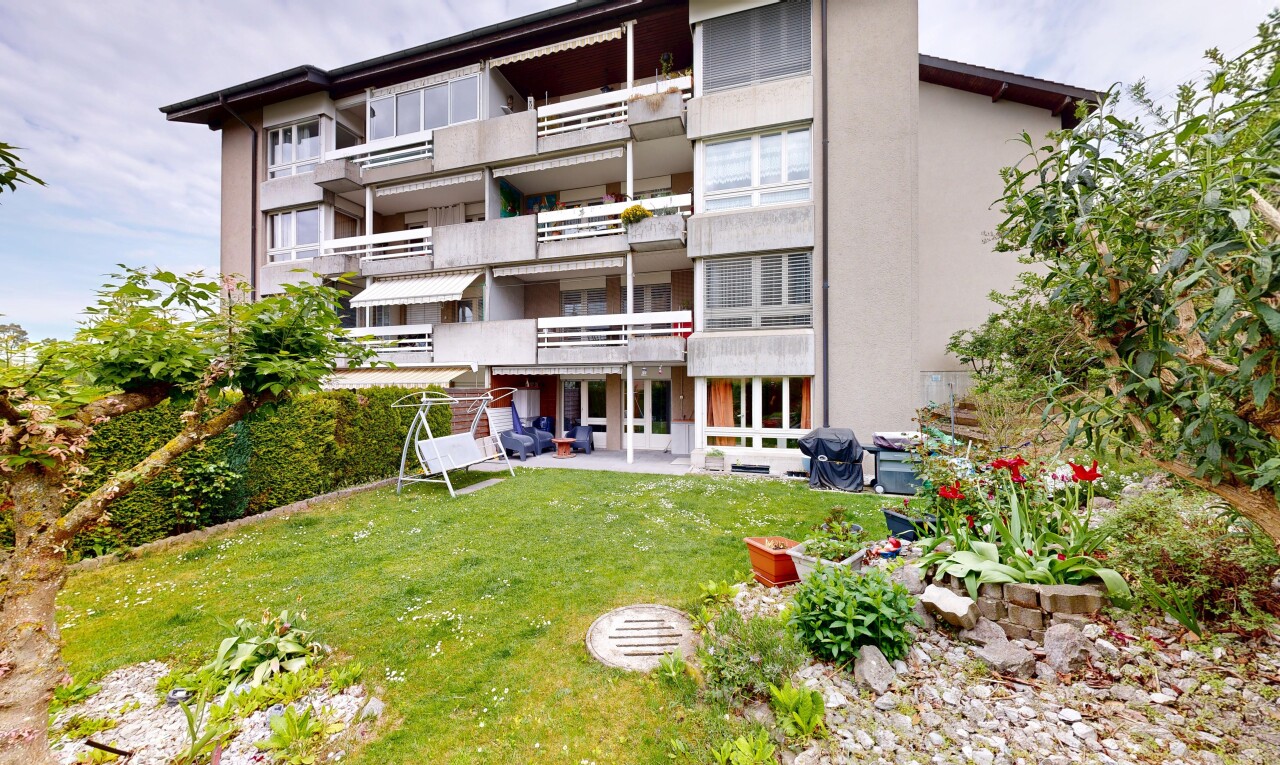 view of apartment building / complex
