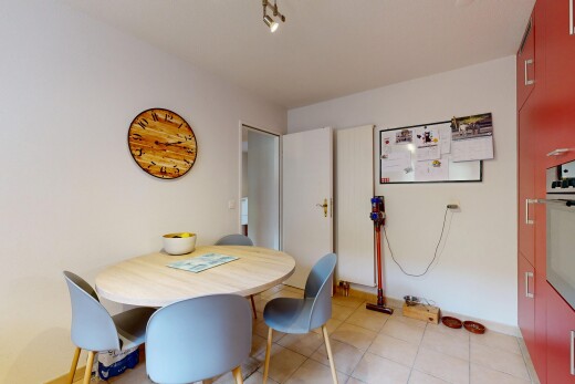 salle à manger avec cloison sèche, drywall, inside property, light floor, et plinthes murales