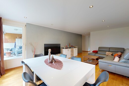 salon / salle à manger avec sol en finition bois, wood finish floor, cloison sèche, drywall, et inside property