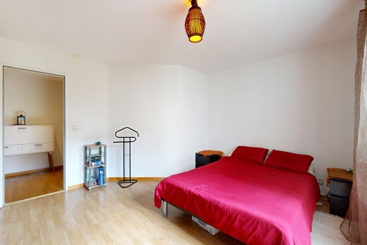 chambre avec wood finish floor, sol en finition bois, drywall, cloison sèche, et inside property