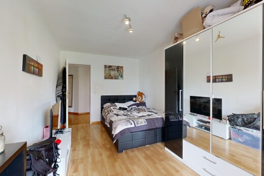 chambre avec placard, sol en finition bois, wood finish floor, cloison sèche, et drywall