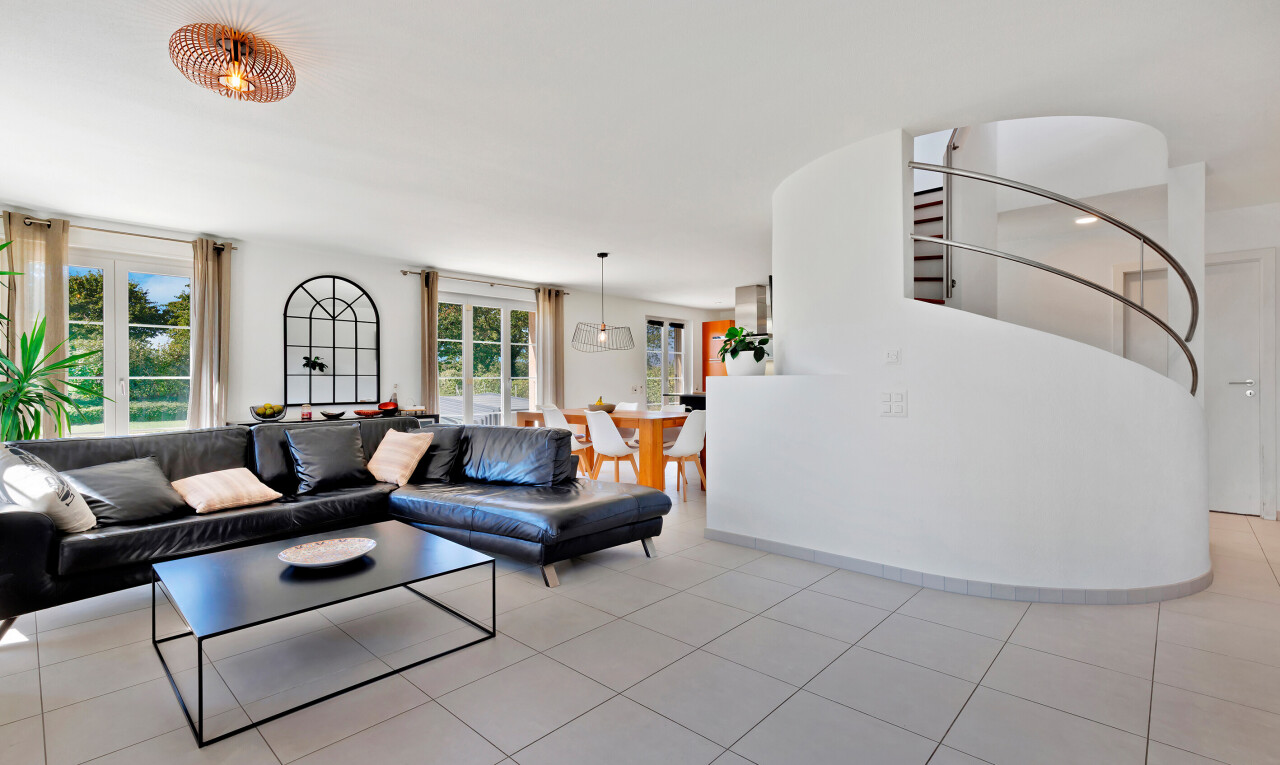 salon avec inside property, natural light, lumière naturelle, tile floor, et sol en carrelage
