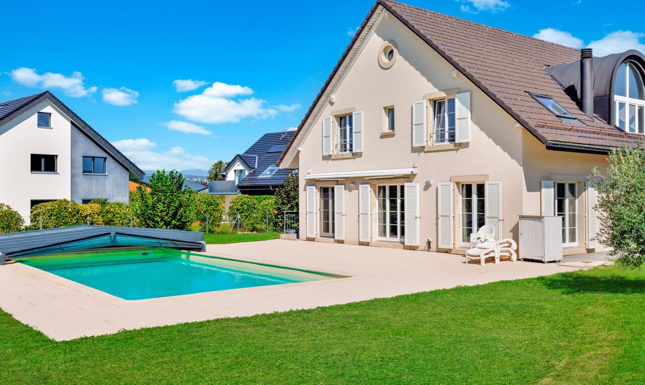 piscine avec pelouse, piscine, day time, et property visible