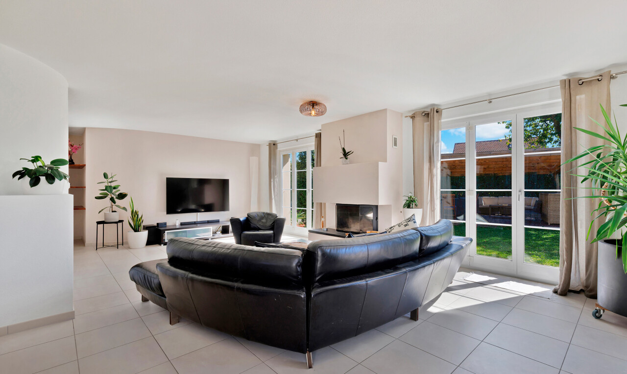 salon avec télévision, lumière naturelle, natural light, inside property, et cloison sèche