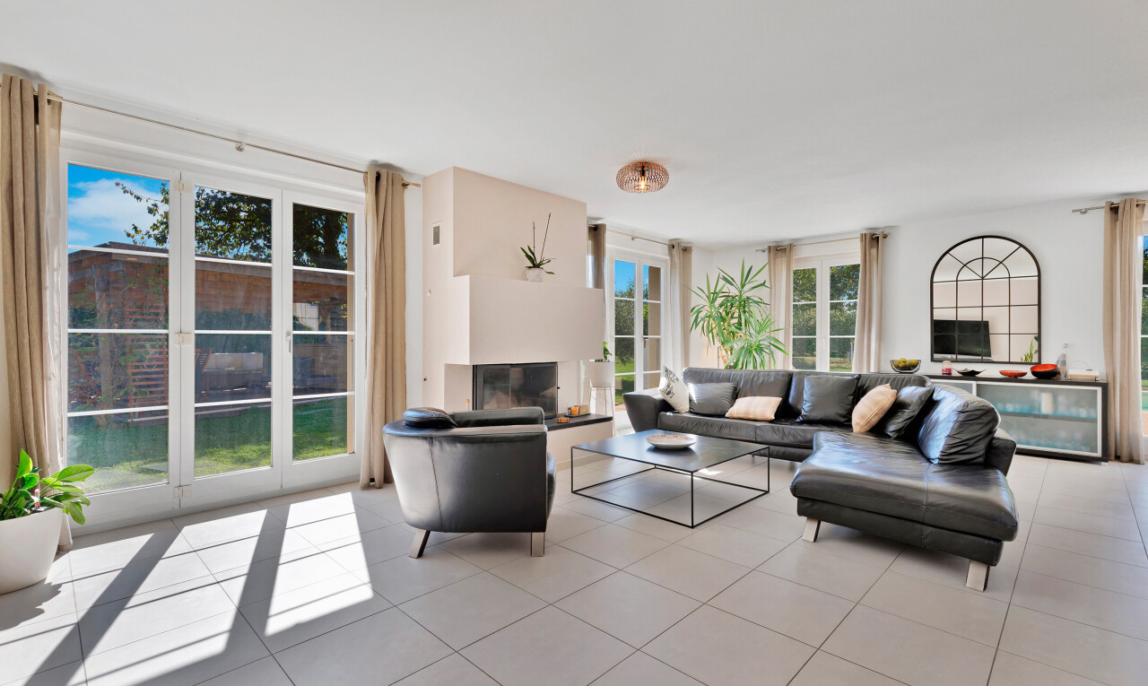salon avec natural light, lumière naturelle, tile floor, sol en carrelage, et cheminée