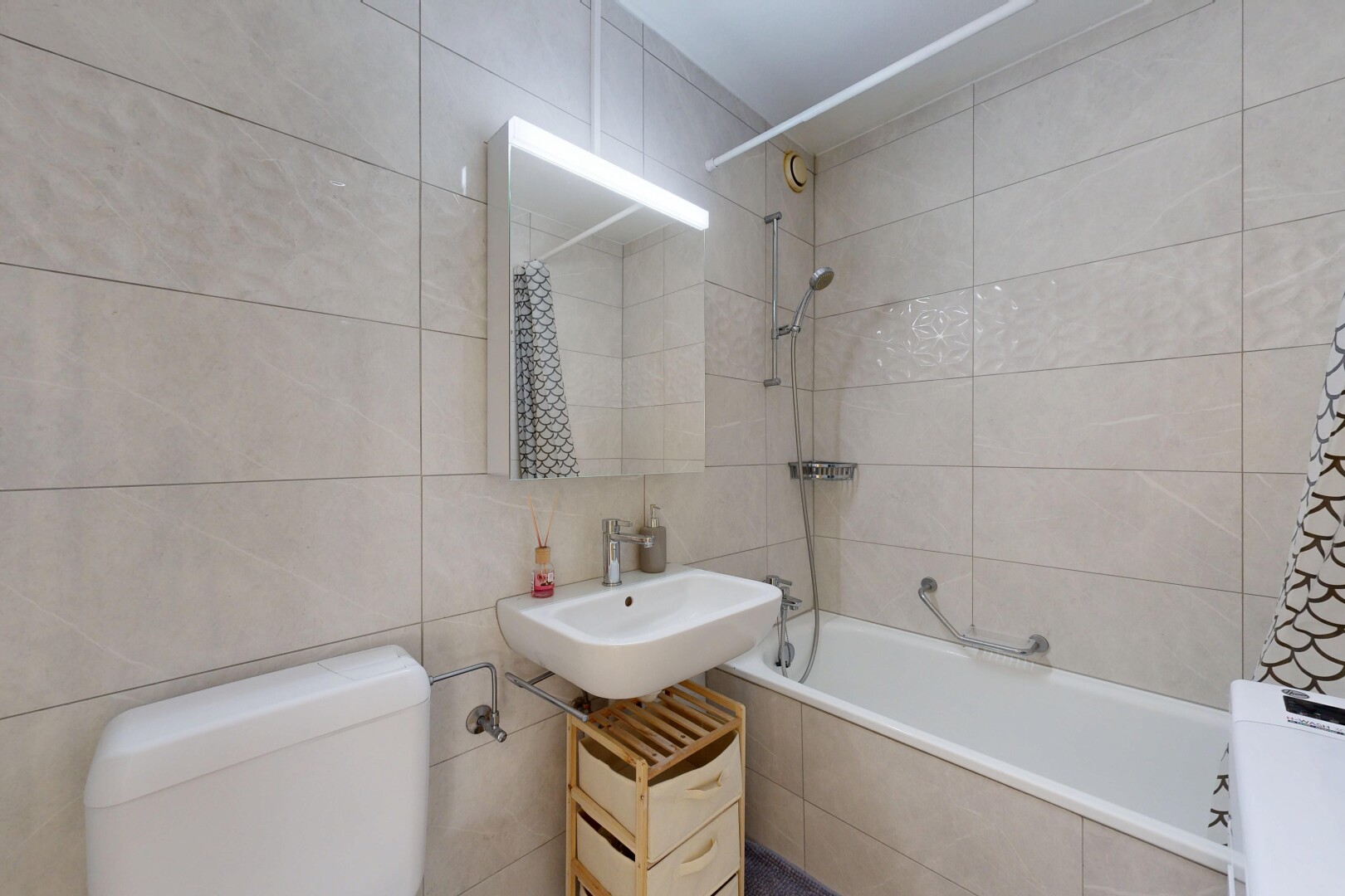 salle de bains avec mur en carrelage, tile wall, toilette, salle de bain complète, et miroir