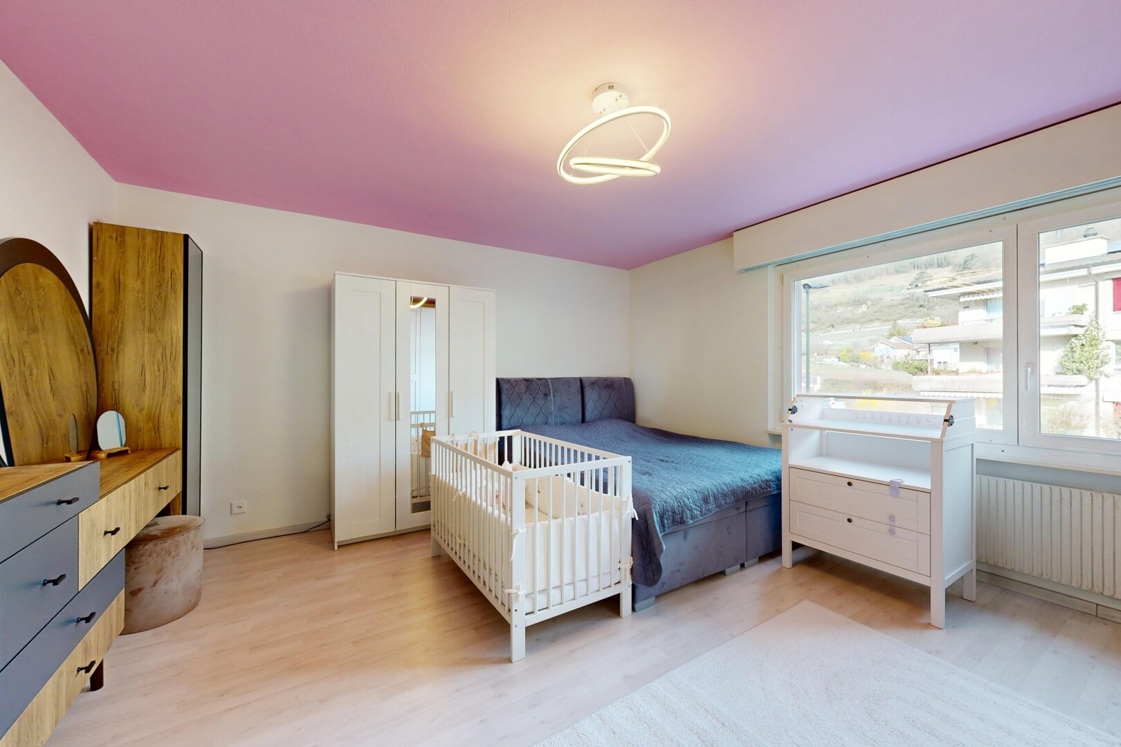 chambre avec sol en finition bois, wood finish floor, inside property, light floor, et cloison sèche