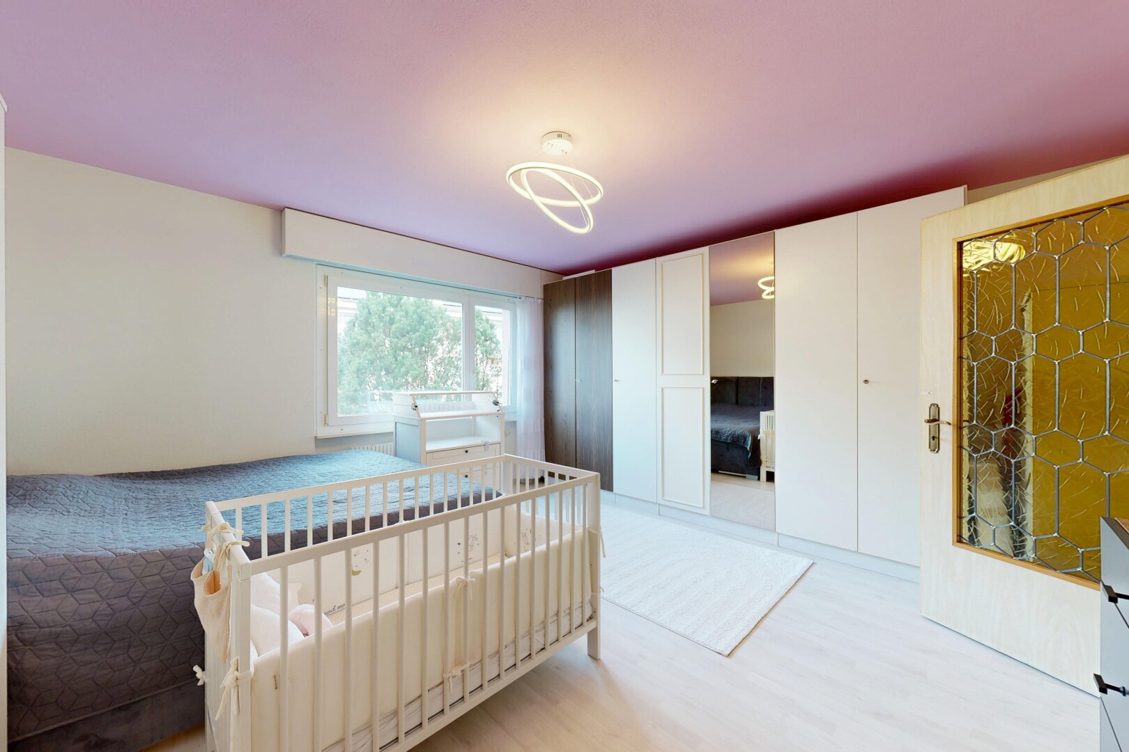 chambre avec inside property, natural light, lumière naturelle, drywall, et cloison sèche