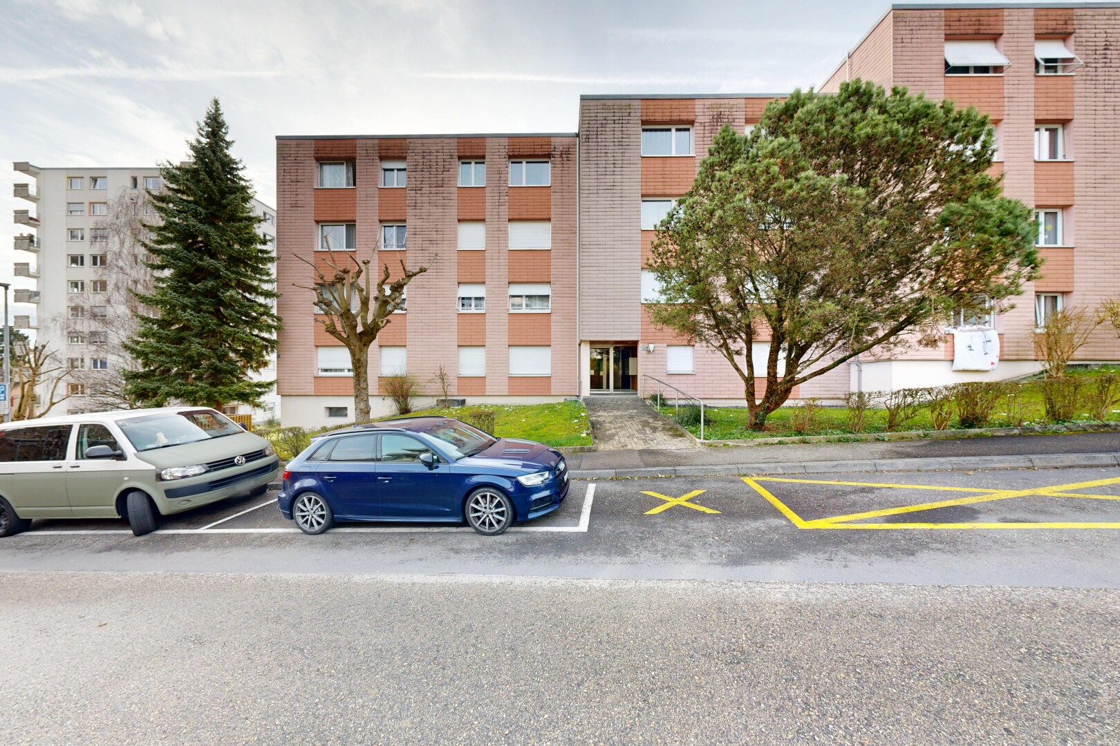 extérieur du bâtiment avec parking, apartment complex view, vue sur le complexe d'appartements, et day time