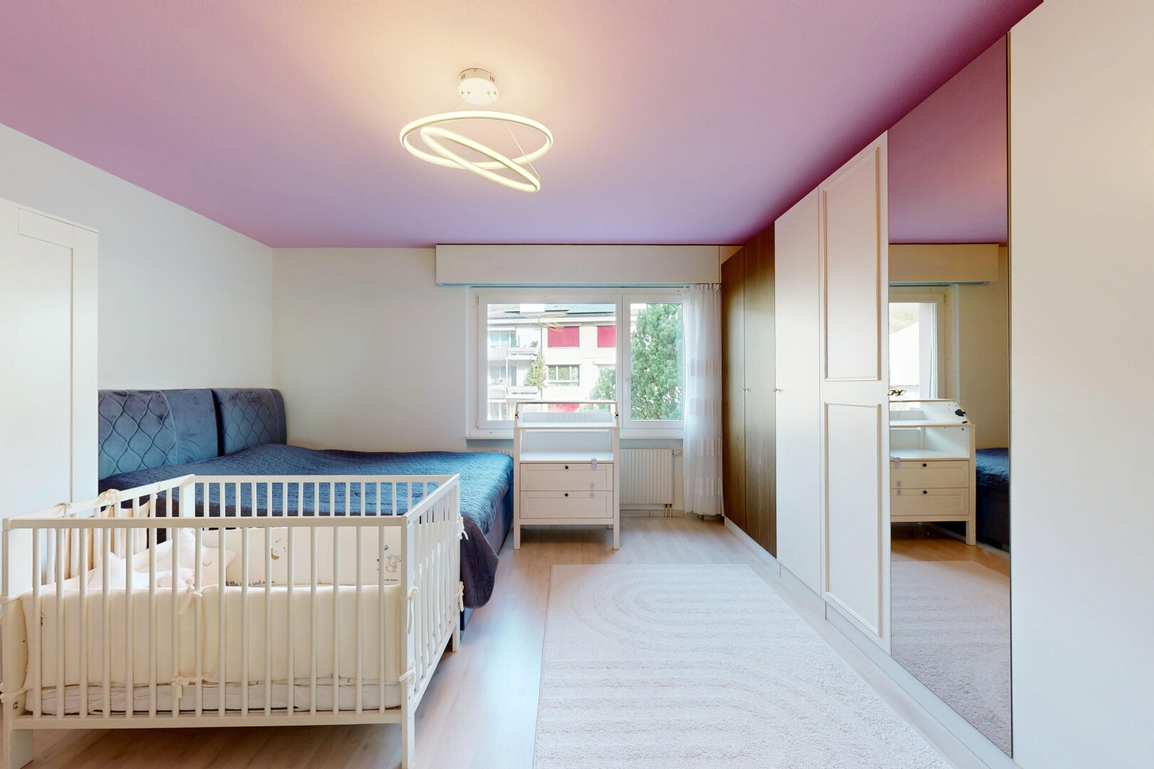 chambre avec inside property, radiateur, cloison sèche, drywall, et lumière naturelle